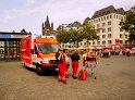 2 Denkmalkletterer hielten Feuerwehr und Polizei in Trapp Koeln Heumarkt P024